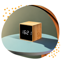Réveil en bois et en forme de cube